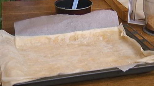 легкий штрудель с вишней и миндалем