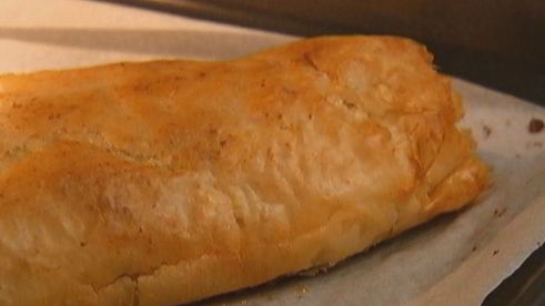 легкий штрудель с вишней и миндалем