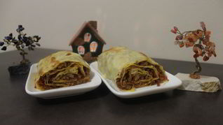 Мясной штрудель под соусом бешамель