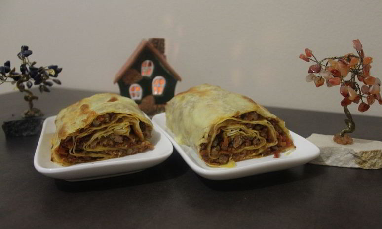 Рецепт мясного штруделя под соусом бешамель