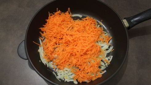 мясной штрудель под соусом бешамель