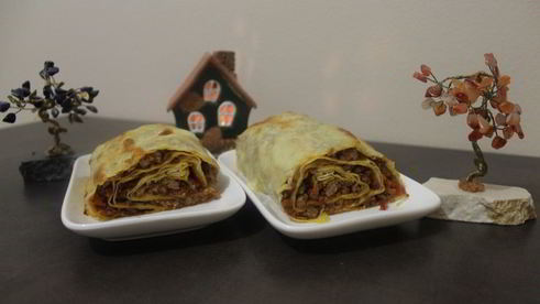 мясной штрудель под соусом бешамель