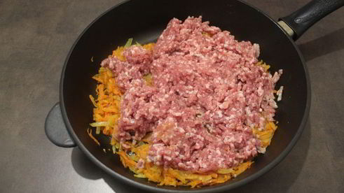 мясной штрудель под соусом бешамель