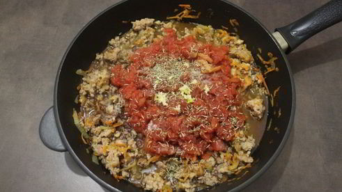 мясной штрудель под соусом бешамель