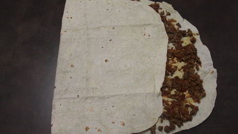 мясной штрудель под соусом бешамель