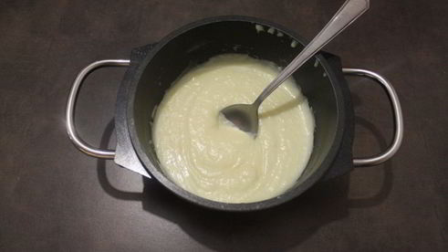 мясной штрудель под соусом бешамель