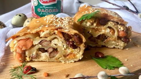 штрудель с лососем, фасолью и рикоттой