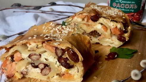 штрудель с лососем, фасолью и рикоттой