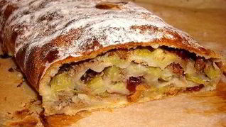 Штрудель с ревенем, сушеной клюквой и грецкими орехами