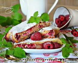 Штрудель с творогом, малиной и грушей