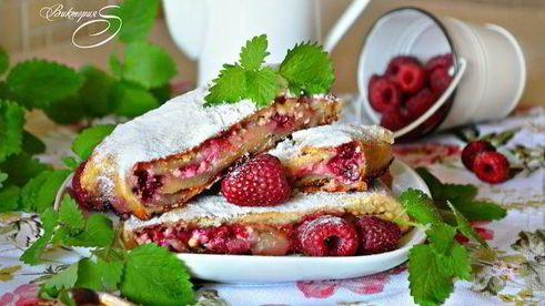 штрудель с творогом, малиной и грушей