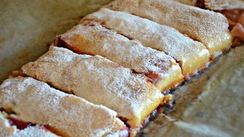 штрудель с творогом, малиной и грушей