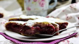 Штрудель с вишней из слоеного теста