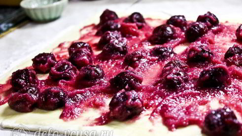 штрудель с вишней из слоеного теста