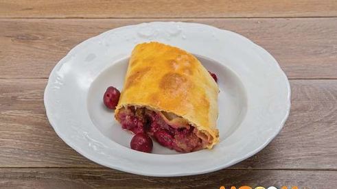 штрудель с вишней