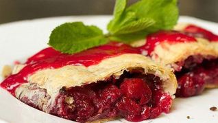 Штрудель с замороженной вишней и корицей