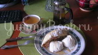 Штрудель яблочный с мороженым