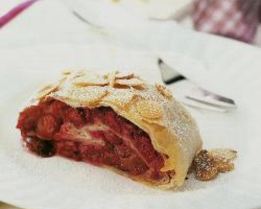 Вишневый штрудель с миндалем из теста фило