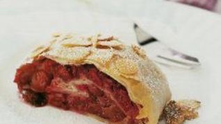 Вишневый штрудель с миндалем из теста фило