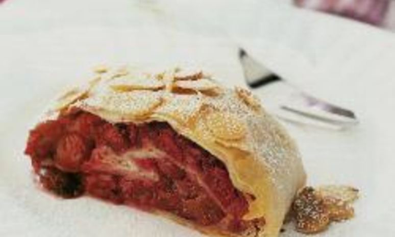 Рецепт вишневого штруделя с миндалем из теста фило