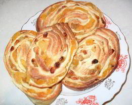 Сладкая выпечка с сухофруктами