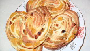 Сладкая выпечка с сухофруктами