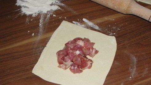 слоеные конвертики с мясом