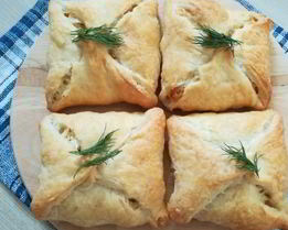 Слоеные конвертики с сыром