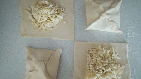 слоеные конвертики с сыром