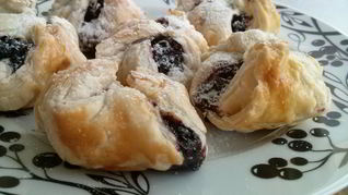 Слойки с черникой