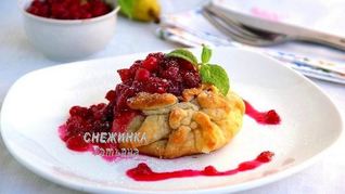 Слойки с грушей, сыром Джюгас и брусничным соусом