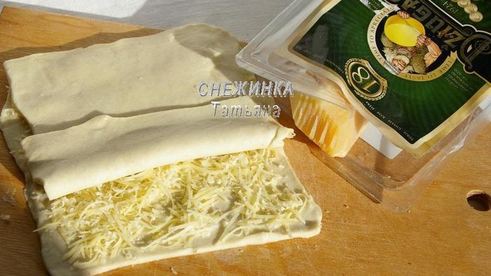 слойки с грушей, сыром джюгас и брусничным соусом