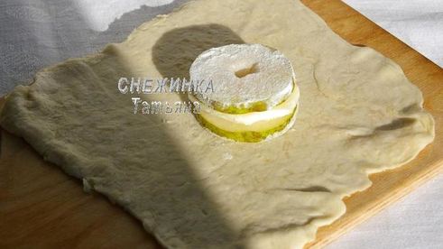 слойки с грушей, сыром джюгас и брусничным соусом