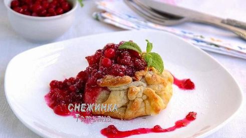 слойки с грушей, сыром джюгас и брусничным соусом