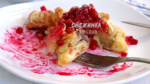 слойки с грушей, сыром джюгас и брусничным соусом