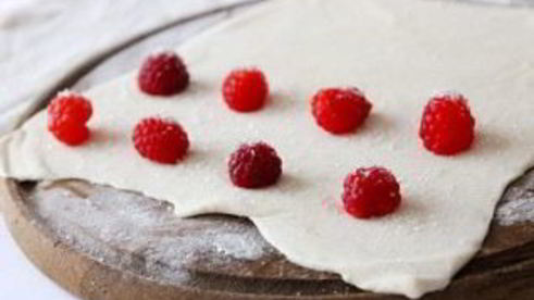 слойки с малиной