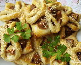 Слойки с мясом