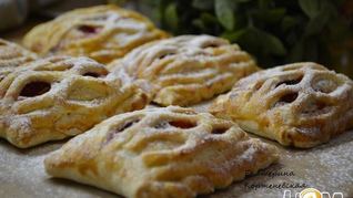 Слойки с творогом и клубникой