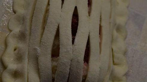 слойки с творогом и клубникой