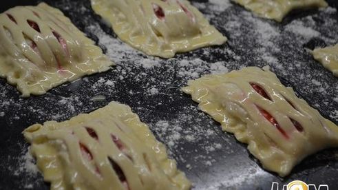 слойки с творогом и клубникой