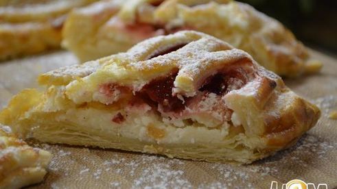 слойки с творогом и клубникой