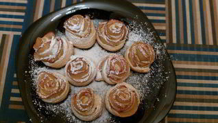 Слойки с яблоками Розочки