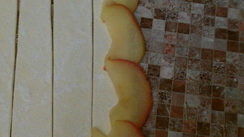 слойки с яблоками розочки