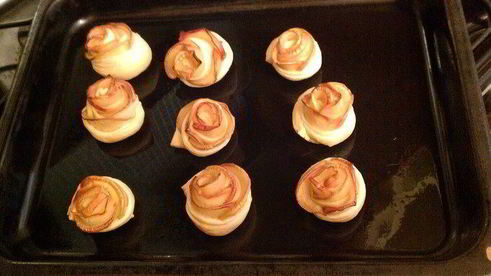 слойки с яблоками розочки