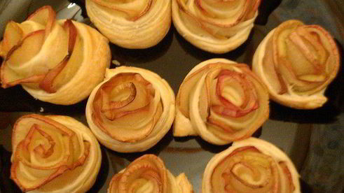 слойки с яблоками розочки