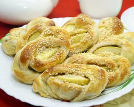 Слойки с яблоками