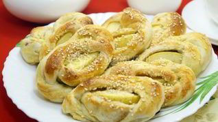 Слойки с яблоками