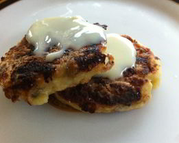 Легкие сырники с бананами и сухофруктами