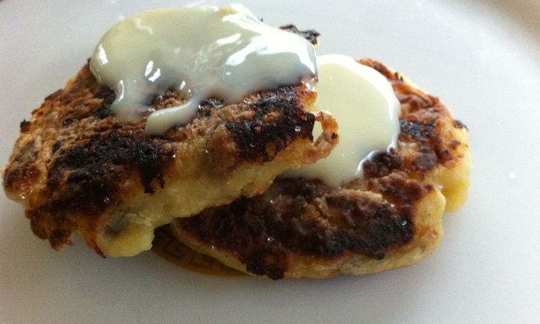 Рецепт легких сырников с бананами и сухофруктами