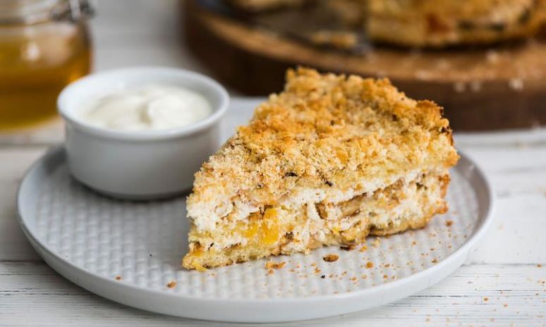Рецепт творожника с медом, курагой и сметаной